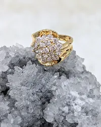 bague or motif fleur pavée d'oxydes blancs  or 750 millième (18 ct) 5,02g