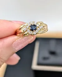 bague ornée d'un saphir entouré de 12 diamants  or 750 millième (18 ct) 3,44g