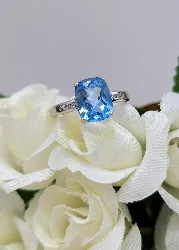 bague ornée d'une topaze bleue facettée épaulée de 6 petits diamants or 750 millième (18 ct) 3,84g