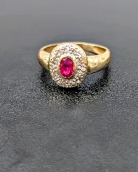 bague rubis ovale entouré de petits diamants taille 8 x 8 (égrisures sur le rubis) or 750 millième (18 ct) 4,54g