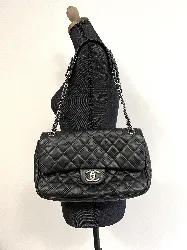 chanel sac classique en cuir perforé matelassé et bijouterie argenté