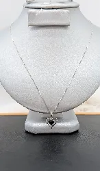 collier en or blanc ornée d'un pendentif forme coeur serti d'un saphir et diamants or 750 millième (18 ct) 2,02g