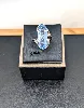 grande bague marquise en or blanc ornée d'une topaze bleue or 750 millième (18 ct) 7,02g