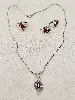 parure collier, boucle d'oreilles et bague ornés de pierres rouges et noirs argent 925 millième (22 ct) 9,55g