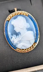 pendentif / broche orné d'une agate baignée bleue profile fille et fleurs or 750 millième (18 ct) 13,30g