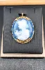 pendentif / broche orné d'une agate baignée bleue profile fille et fleurs or 750 millième (18 ct) 13,30g