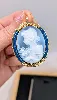 pendentif / broche orné d'une agate baignée bleue profile fille et fleurs or 750 millième (18 ct) 13,30g