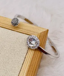 swarovski bracelet jonc ouvert 2 bouts forme boules ornés des cristaux