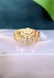 bague chevalière tête  de lion ornée d'un diamant taille ancienne d'environ 0,25ct or 750 millième (18 ct) 8,42g