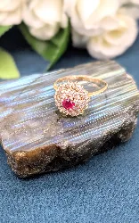 bague chou en or centrée d'un rubis synthétique et 2 rangs d'oxydes or 750 millième (18 ct) 3,39g