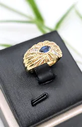 bague jonc centrée d'un saphir en navette épaulé de 8 diamants taille baguette or 750 millième (18 ct) 6,10g