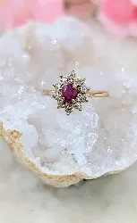 bague marguerite en or centrée d'un rubis entouré de 10 diamants or 750 millième (18 ct) 2,05g