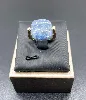 bague pivotant avec pierre bleue carrée