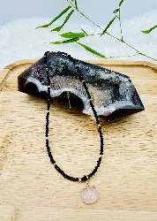 collier billes d'onyx facettées alternées des perles métal doré avec un pendentif amovible en quartz rose