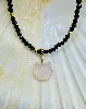 collier billes d'onyx facettées alternées des perles métal doré avec un pendentif amovible en quartz rose