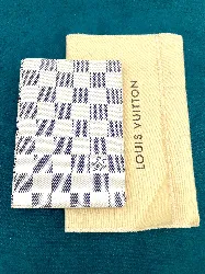 louis vuitton porte carte /couverture passport en toile damier blanc