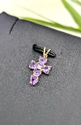 pendentif croix serti des améthystes forme coeur avec un petit diamant or 750 millième (18 ct) 1,28g