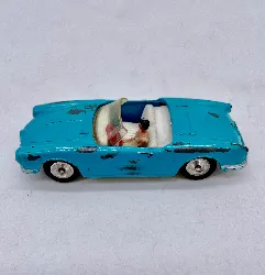 petite voiture solido alfa romeo giulietta spider 1/43 avec un personnage