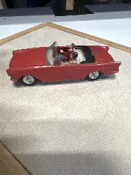 petite voiture solido simca oceane 1/43 avec suspenssion et 2 personnages