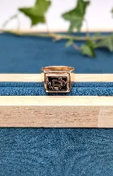 bague chevalière homme sertie d'un onyx rectangulaire avec initiales pj or 750 millième (18 ct) 9,46g