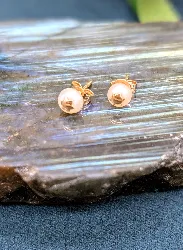 boucles d'oreilles puces en or chacune ornée d'une perle de culture avec motif d'or en étoile or 750 millième (18 ct) 0,53g