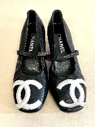 chanel ballerines en cuir couleur noir avec petits talon de 3,5cm