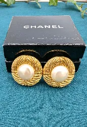 chanel boucles d'oreilles en clips vintage en métal doré chacune centrée d'une demie perle synthétique