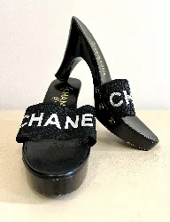 chanel mules à talon en cuir noir avec les logos cc en métal doré pointure 37,5