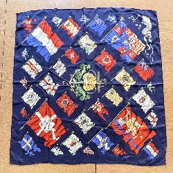 hermès foulard / carré pavois 90 en soie au fond bleu