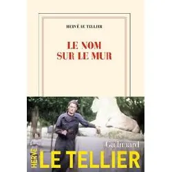 livre le nom sur le mur