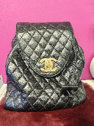 sac à dos chanel vintage en cuir noir et bijouterie doré