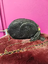 sac chanel ovale en cuir noir pompom et la bijouterie doré