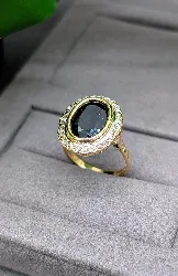 bague maguerite en or centrée d'un saphir bleu foncé entouré de diamants taille 8x8 or 750 millième (18 ct) 7,74g