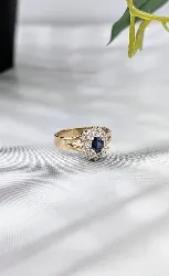 bague marquise ornée d'un saphir entouré de 2 rangs de diamants  or 750 millième (18 ct) 4,24g