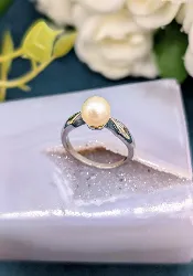 bague ornée d'une perle épaulée de 2 diamants en baguette or 750 millième (18 ct) 5,05g