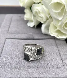 bague toi et moi ornée de 2 pierres noires et d'oxydes argent 925 millième (22 ct) 5,89g