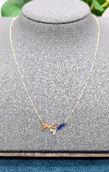 collier orné des motifs feuilles émaillée bleue, argenté et centré d'un oxyde or 750 millième (18 ct) 1,76g