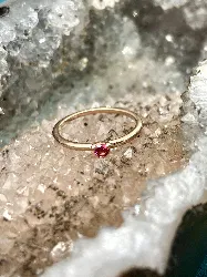 pandora bague métal rose avec oxyde rouge taille 48