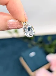 pendentif ornée d'une aigue-marine ovale facetté or 750 millième (18 ct) 1,90g