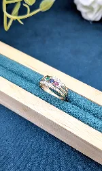 bague en 2 ors sertie de rubis saphir émeraude et 4 petits diamants or 750 millième (18 ct) 2,51g