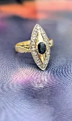 bague marquise en 2 ors centrée d'un saphir entouré de petits diamants or 750 millième (18 ct) 6,01g