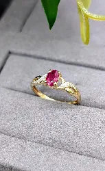 bague or centrée d"un rubis épaulé de 2 diamants or 750 millième (18 ct) 1,90g