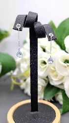 boucles d'oreilles en or blanc chacune ornée de 2 topazes bleues or 750 millième (18 ct) 1,03g