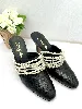 chanel paire de mules/sandales en cuir noir à talons 10cm ornée de multi chaînes de perles synthétiques blanches