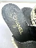 chanel paire de mules/sandales en cuir noir à talons 10cm ornée de multi chaînes de perles synthétiques blanches