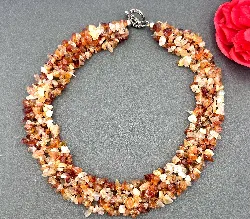 collier en pierres naturelles dans les tons orange