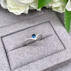 1985740 bague en argent vague ornée des oxydes bleu et blancs argent 925 millième (22 ct) 1,9