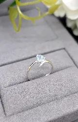 bague or blanc sertie d'une topaze bleue forme coeur or 375 millième (9 ct) 0,97g