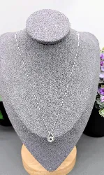 collier maille vinitienne en or blanc orné d'un pendentif forme goutte serti de 4 petits diamants or 750 millième (18 ct) 2,26g