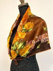 foulard / carré yves saint laurenten soie avec un fond marron, doré et orange, motif fleuri